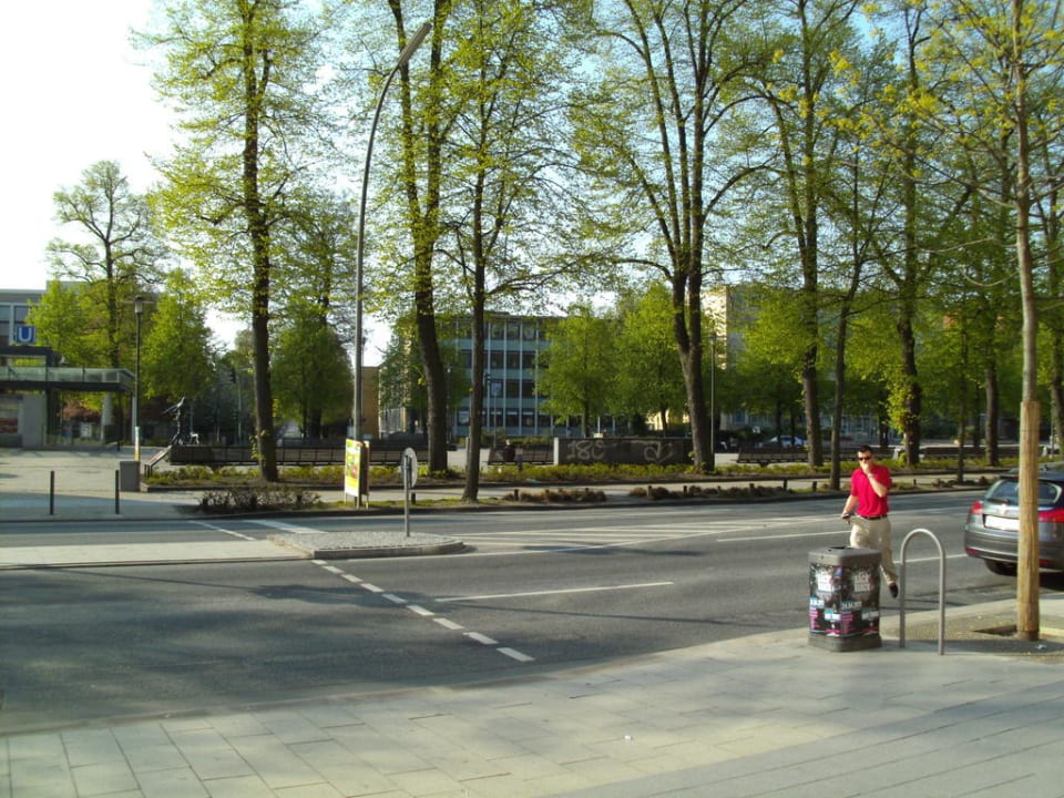 Die Straße vor dem Hotel Tiefenthal Garner Hotel Hamburg - Wandsbek Marktplatz