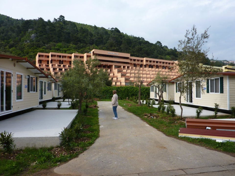 Blick zum Hotel von der  Campinganlage Narcis Hotel