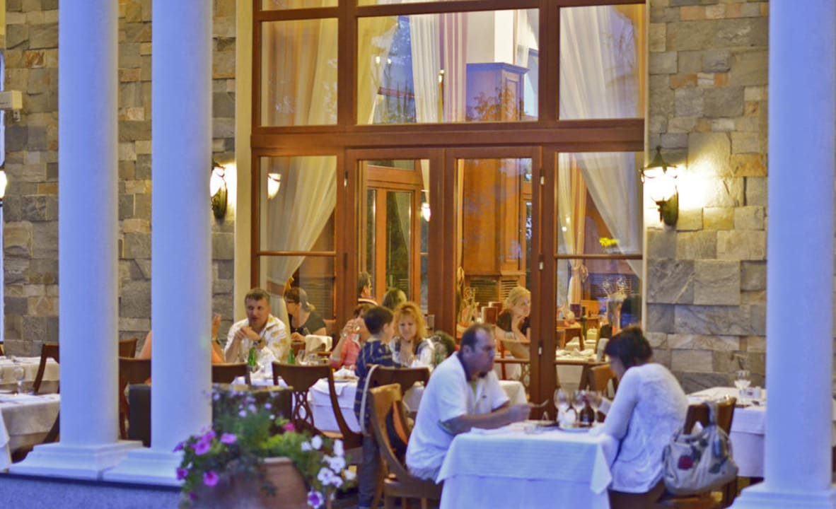 Gedeckt wurde drinnen und draußen Helena Sands