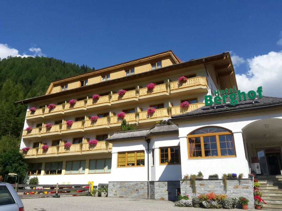 Hotel von außen Familienhotel Berghof