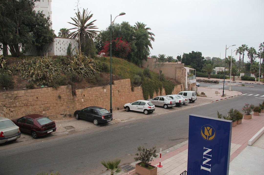 Widok z tarasu na wejście do hotelu Oasis Hotel & Spa