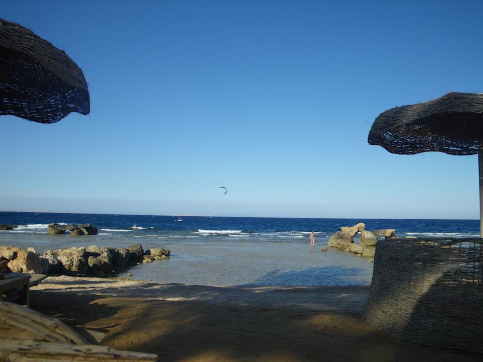 Citadel Azur - пляж отеля - кайтсёрфер Pickalbatros Citadel Resort