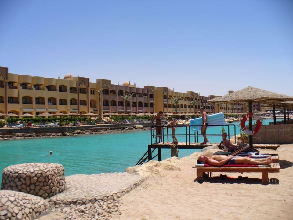 Strand und Teil des Monsterhotels Sunny Days El Palacio Resort & Spa