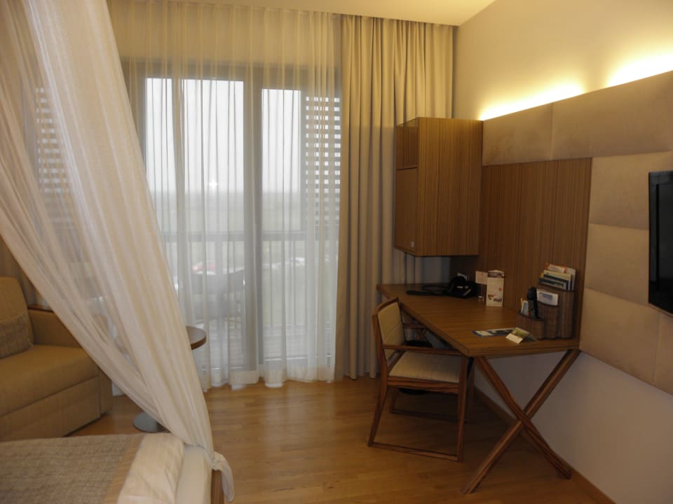 Schreibtisch/Minibar St. Martins Therme & Lodge Hotel