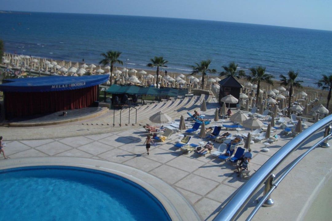 Oberhalb des Pools mit Blick auf den Strand Melas Holiday Village