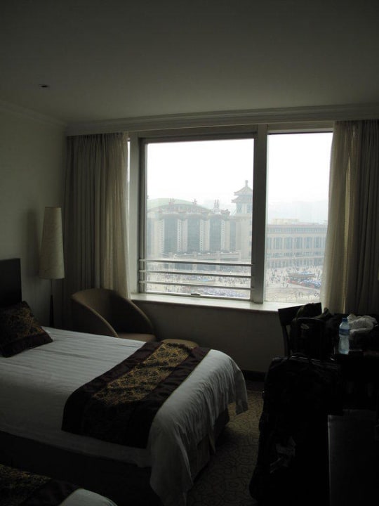 Ausblick aus dem Zimmer auf den Bahnhof Hotel Howard Johnson Paragon