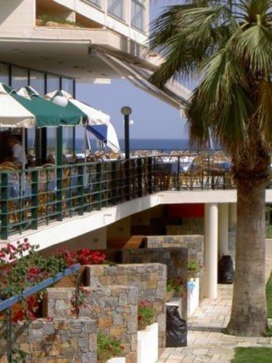 Terrassen mit Blick auf das Restaurant Calimera Sirens Beach