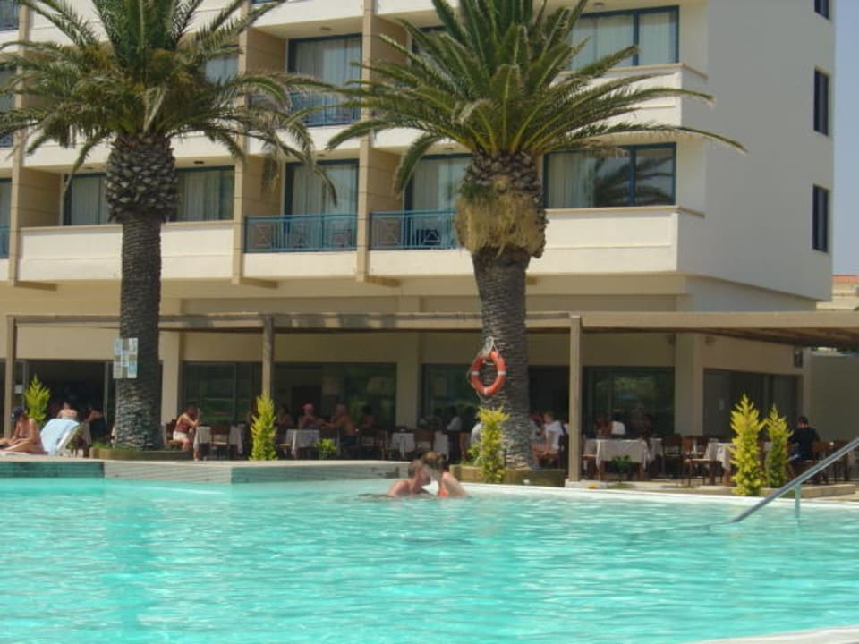 Beach-Lokal The Ixian Grand & All Suites