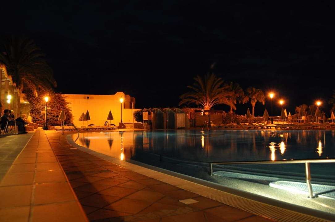 Pool am Abend SBH Hotel Taro Beach