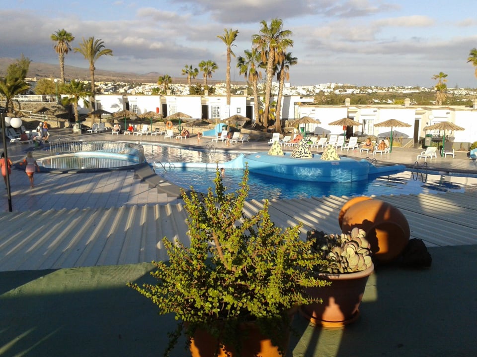 Von der Rezeption Richtung Pool Bungalows Vista Oasis
