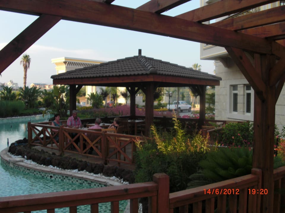 Zwischen Haupt- und Nebengebäude Diamond Excellence Resort & Spa