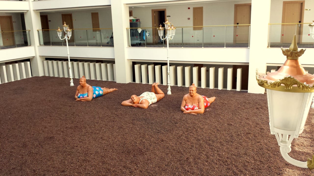Lustige Figuren im Hotel Hotel Royal Garden Beach