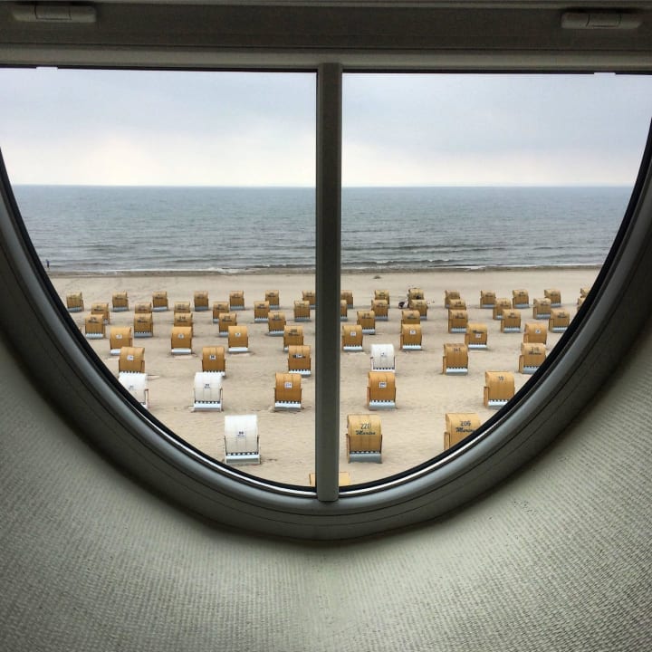 Ausblick Fenster am Bett, Zimmer mit Seeseite  Strandhotel Grömitz