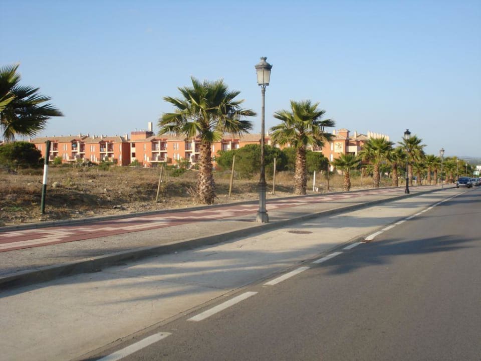 Straße zum Hotel Ilunion Sancti Petri