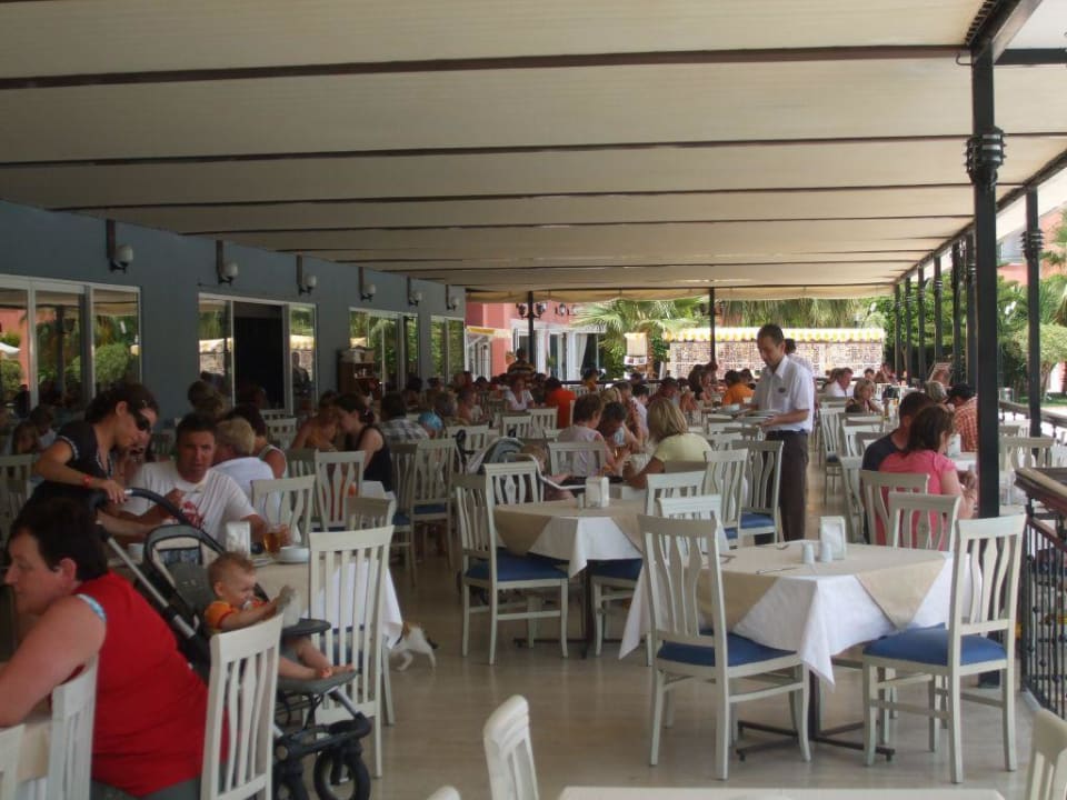 Het terras van het restaurant Hotel Royal Garden Beach