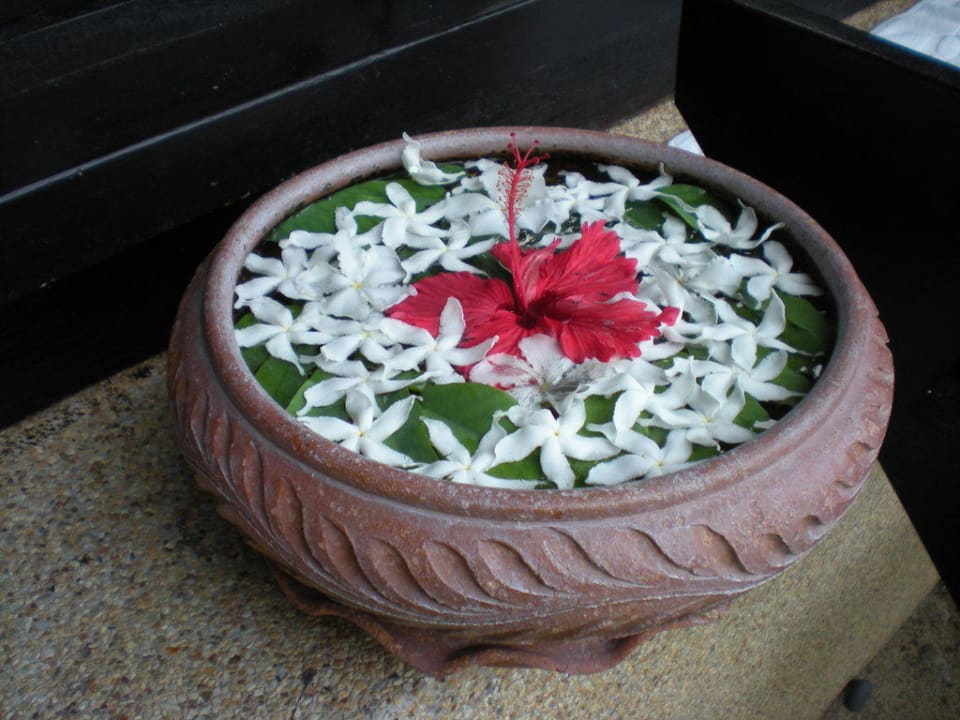 Tägliches Blumenarrangement beim Massageplatz NH Collection Samui Peace Resort