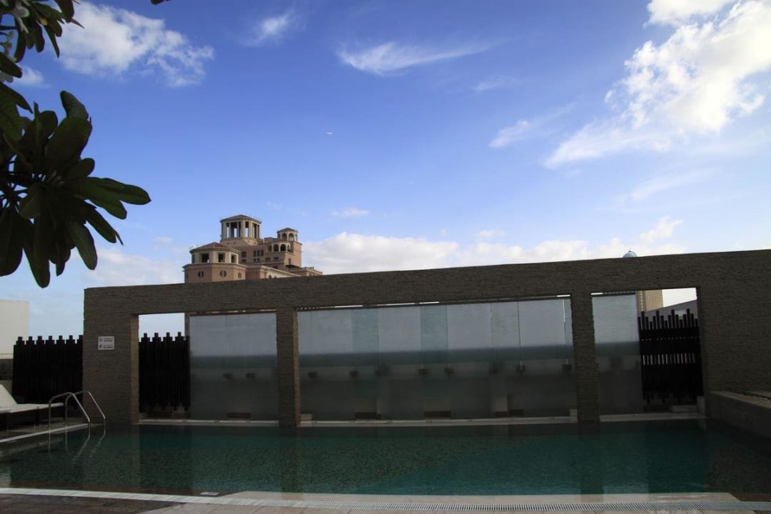 Pool auf der Dachterrasse Novotel Suites Mall Avenue Dubai