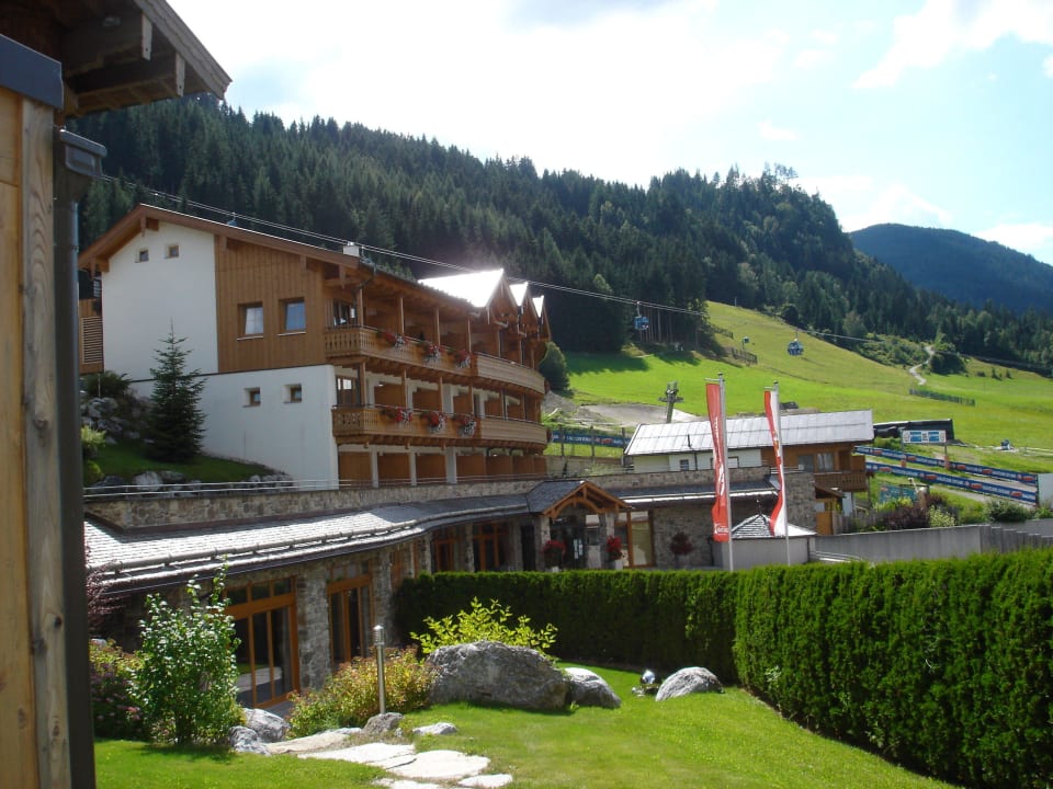 Blick auf Saunaaußenbereich und Vorderansicht Hotel Riederalm