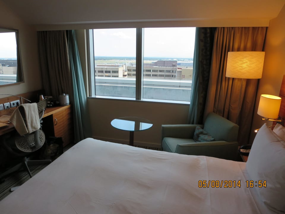 Direkter Blick auf die Ankommenden od. Startenden Hilton Garden Inn Frankfurt Airport