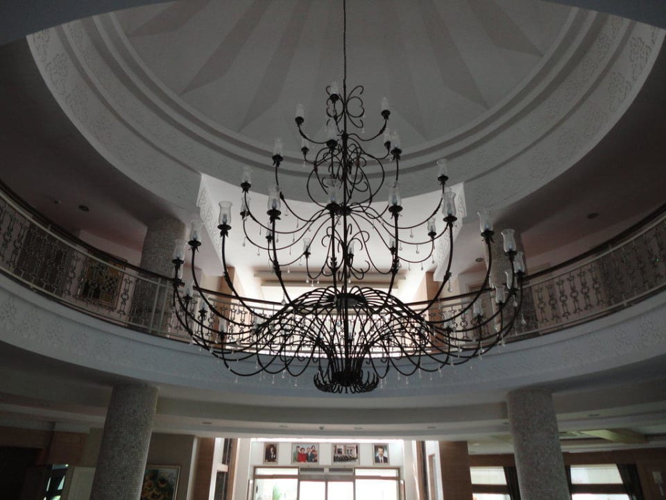 Żyrandol w holu Alba Queen Hotel