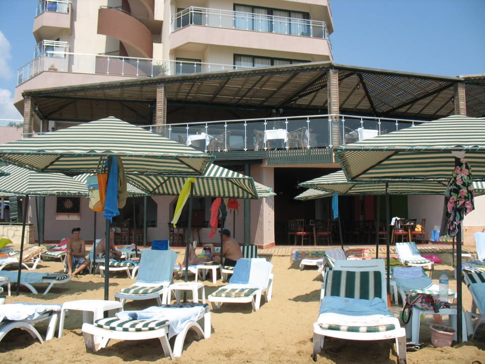 Blick auf Terrasse und Hotel Aska Hotel Just in Beach