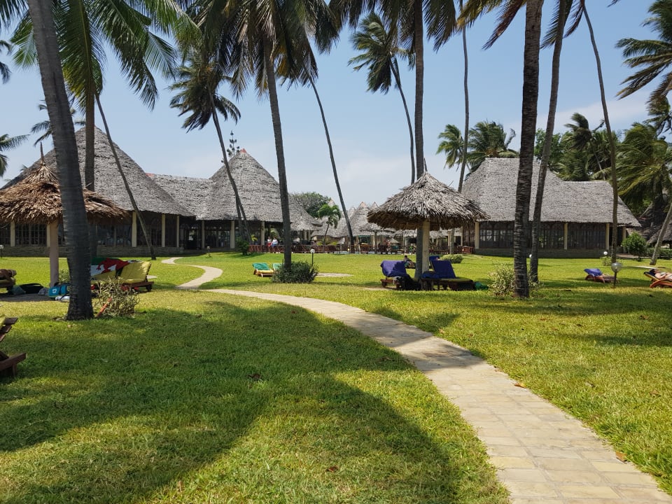 Strand Liegewiese links im Hintergrund Restaurant rechts Bar Neptune Paradise Beach Resort & Spa