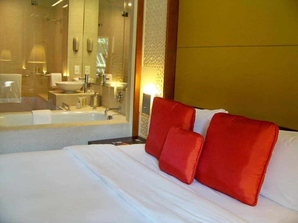 Das Bett mit dem Bad im Hintergrund Hotel Boulevard, Autograph Collection