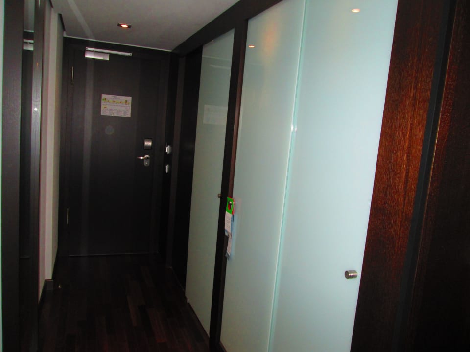 Engangstür, rechts Schiebetür zum Bad & Schrank Eurostars Grand Central