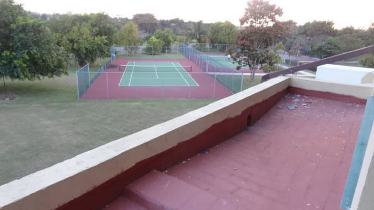 Blick auf das Vordach mit Müll Starfish Montehabana