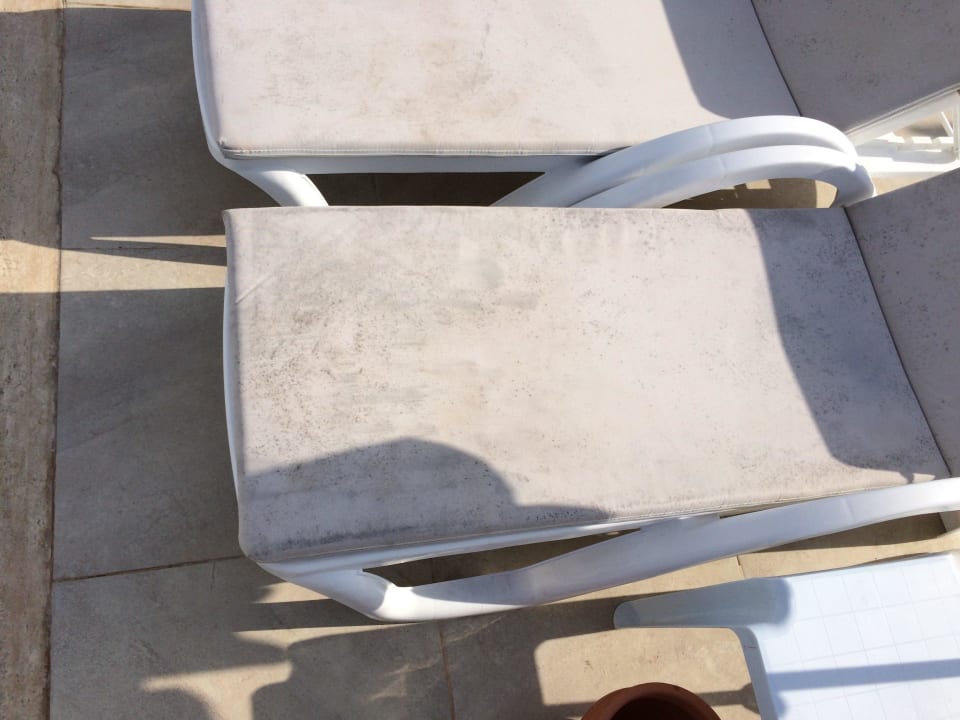 Verschimmelte Auflagen am Pool Maya World Park Hotel