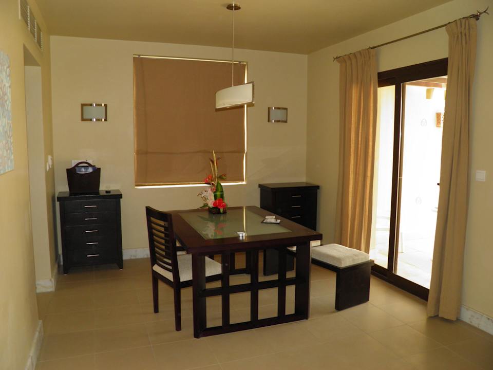 Essbereich der Villa The Cove Rotana Resort