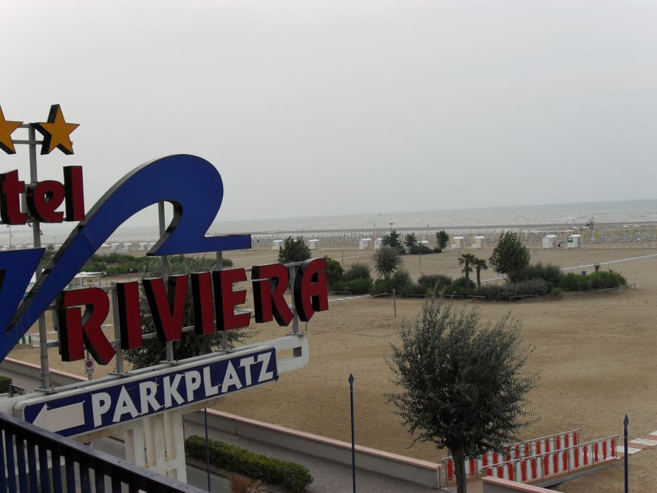 Blick vom Balkon auf Strand und Schrift Hotel Riviera