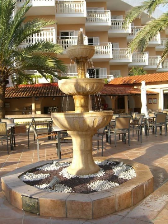 Brunnen im Innenhof Universal Hotel Lido Park & Spa