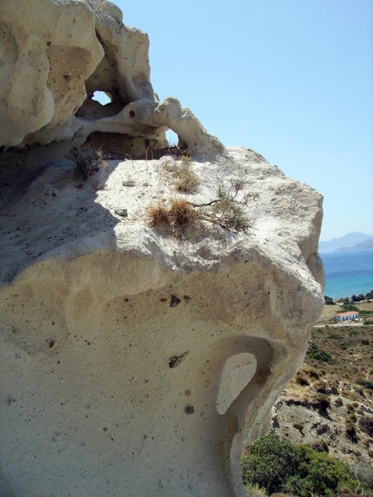 Felsenlandschaft hinter dem Hotel Porto Bello Royal