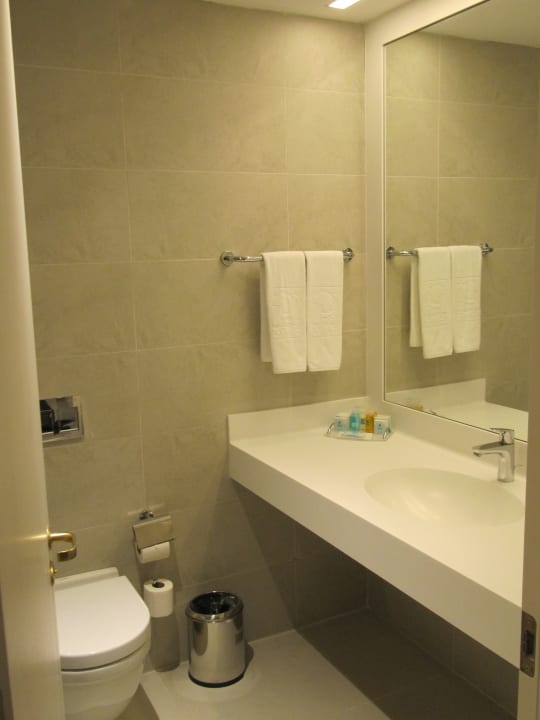 Das dazugehörige Badezimmer Mirage Park Resort