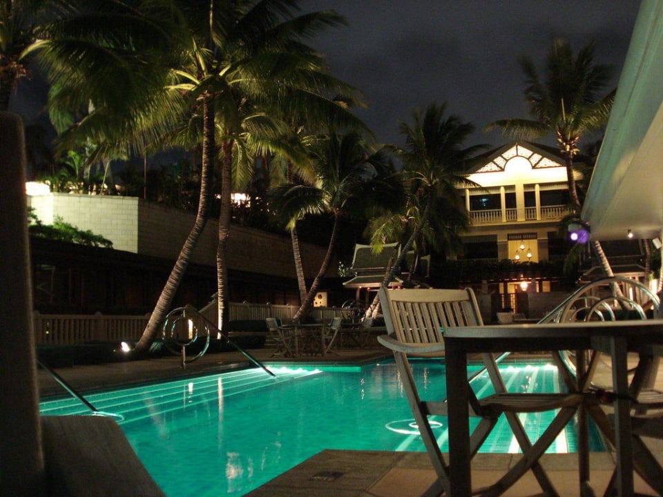 Pool bei Nacht Hotel The Peninsula Bangkok