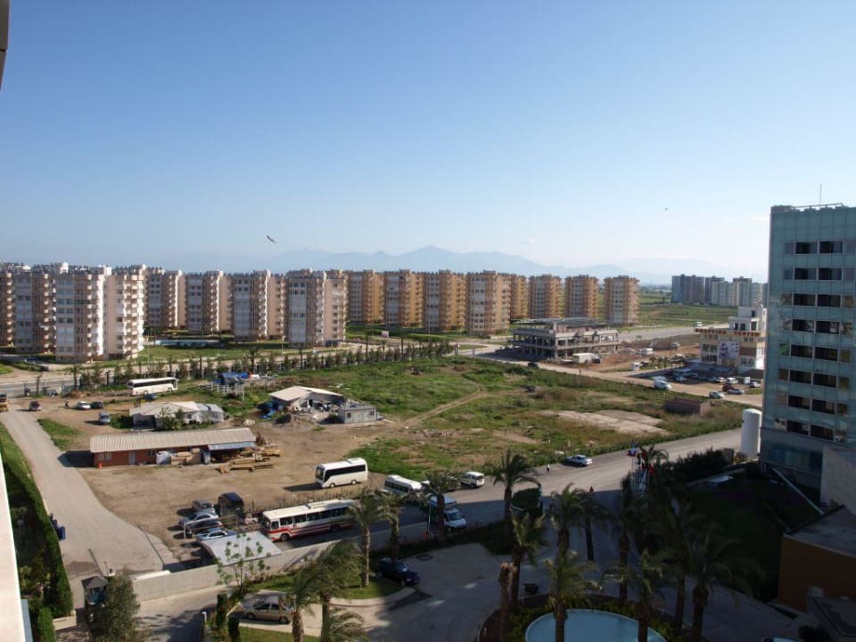 Ausblick nach links auf Hochhäuser  Royal Wings Hotel