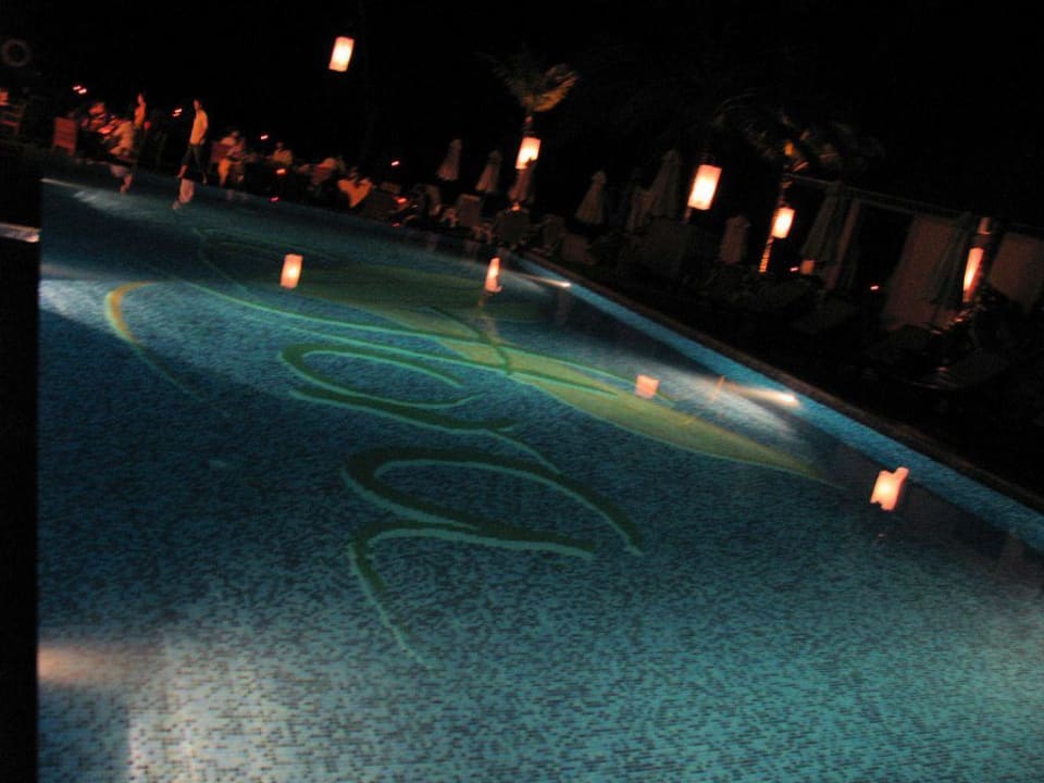 Pool am Abend La Flora Khao Lak