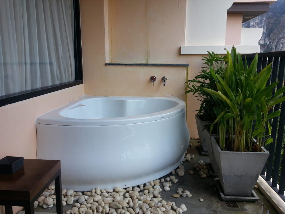Balkon mit Badewanne Avani Ao Nang Cliff Krabi Resort