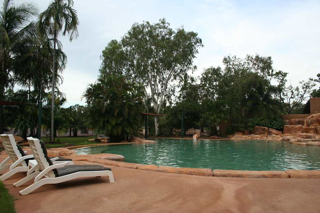 Pool mit bequemen Liegen Hotel Gagudju Lodge Cooinda