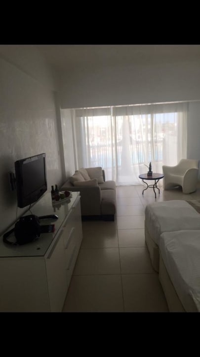 Bungalow Napa Mermaid Hotel & Suites