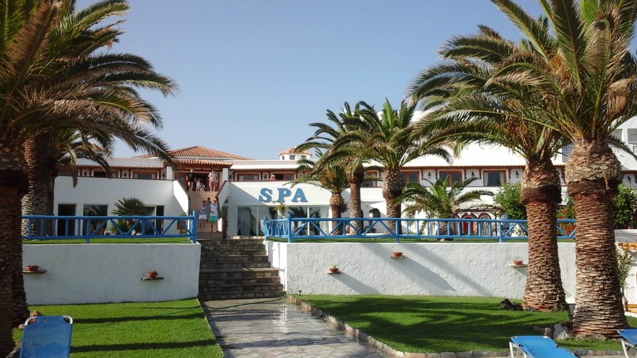 Weg vom Pool ins Hauptgebäude Mitsis Rinela