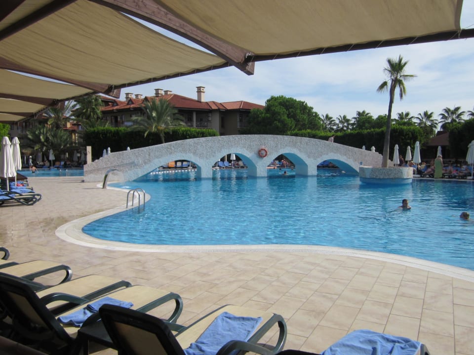 Blick auf den grpßen Pool Club Grand Side