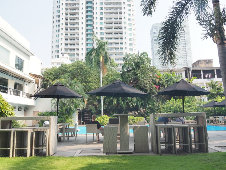 Gartenanlage mit Pool Ramada by Wyndham Colombo
