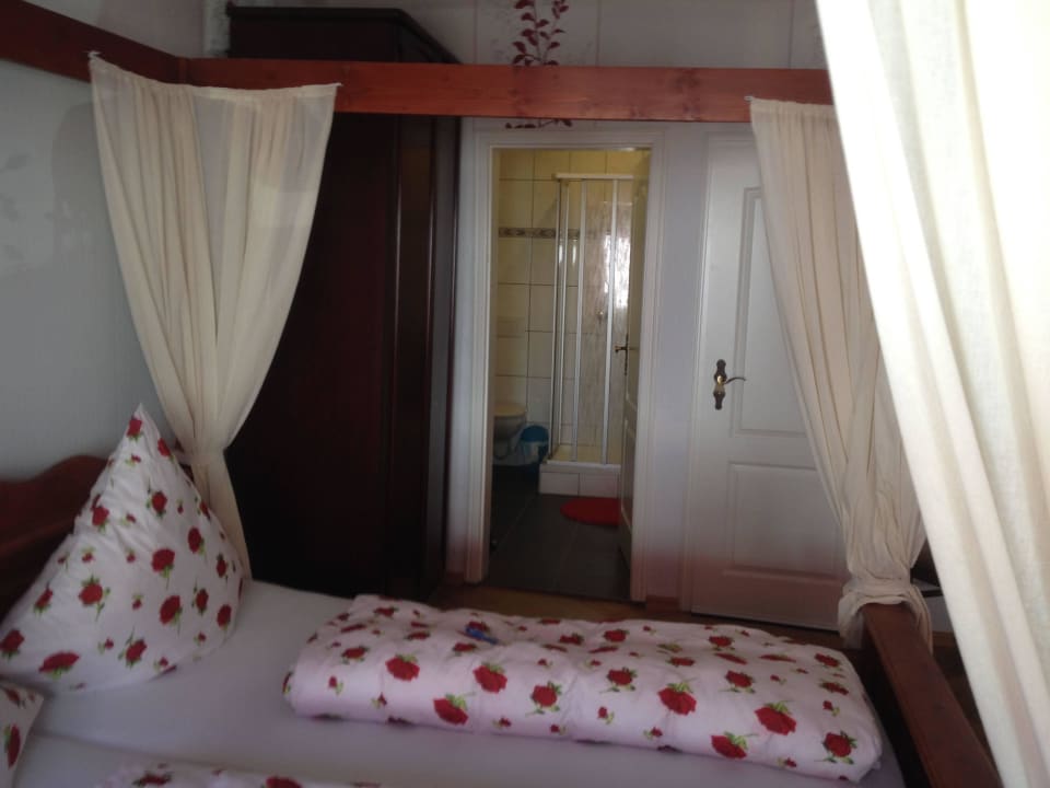 Im Hintergrund das Badezimmer mit Dusche/WC Pension Erna