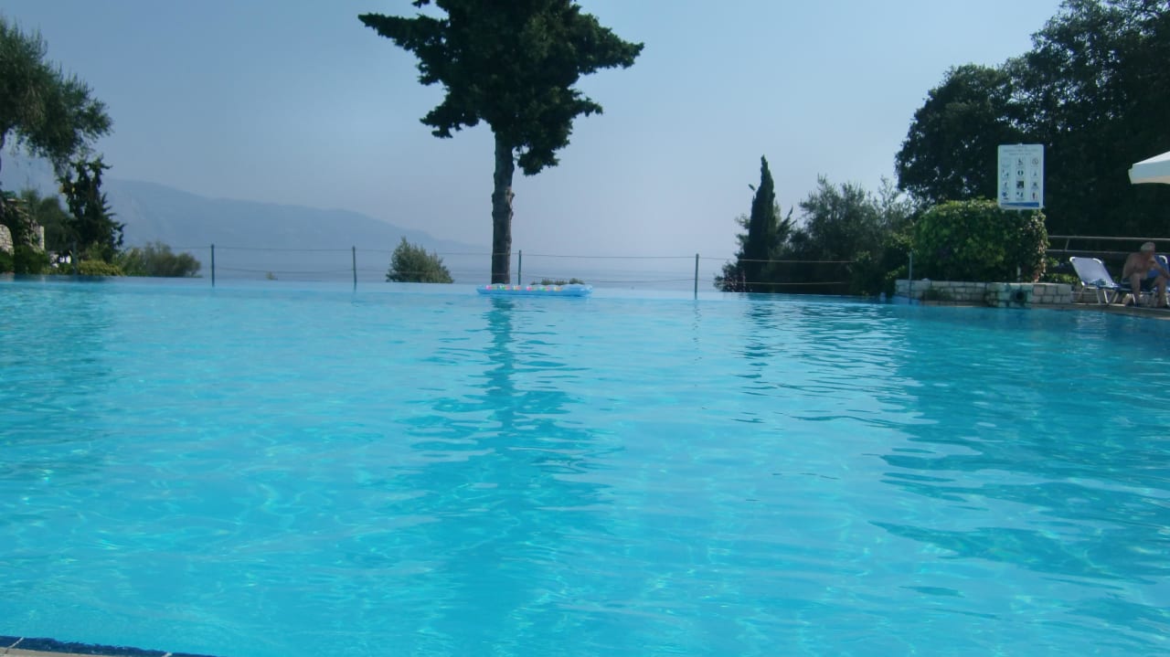 Schwimmen bis zum Meer Grecotel LUXME Daphnila Bay