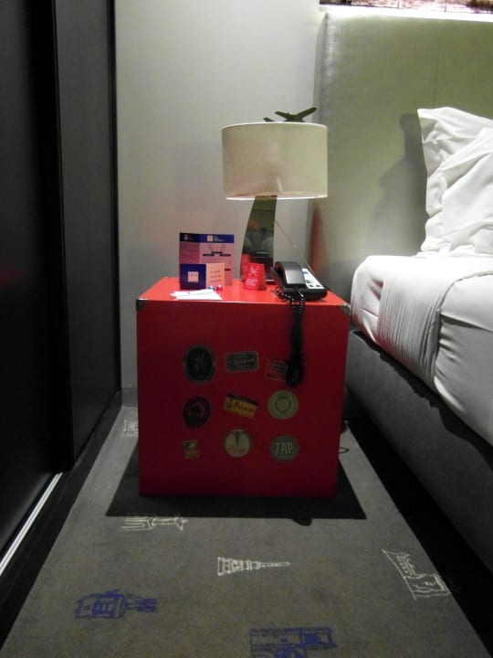 Koffer als Nachtschrank Meliá Lisboa Aeroporto