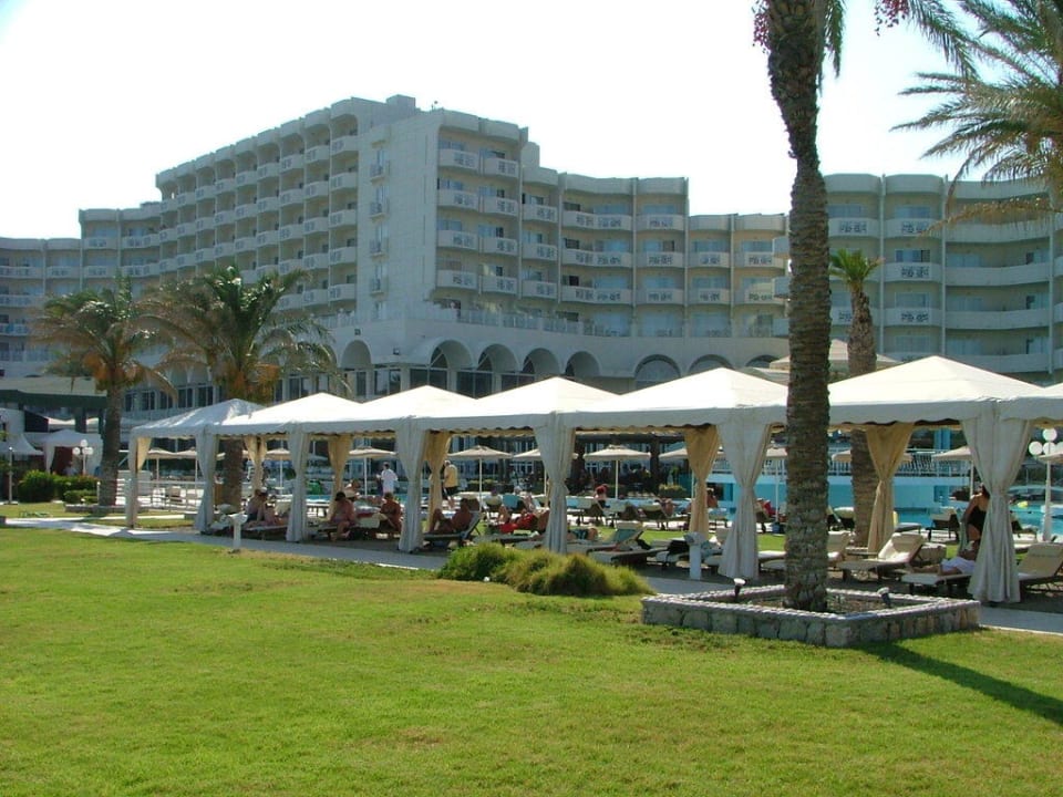 Blick vom Garten zum Hotel Rodos Palladium Leisure & Wellness