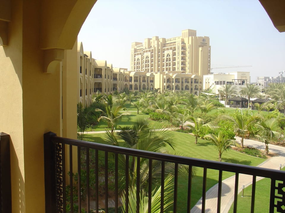 Ausblick vom Balkon zum Hauptgebäude DoubleTree by Hilton Resort & Spa Marjan Island