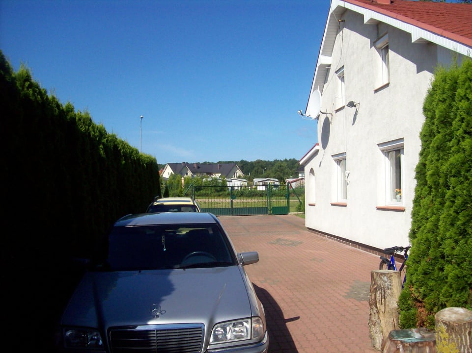 Blick vom gepflasterten Hof zur Straße Ferienhäuser Trzesacz PL7234.101.1